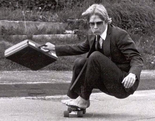 “Chuyên mục” khoe khoảnh khắc “ngầu” của các ông bố. Ảnh trái ghi lại cảnh người đàn ông trượt ván tại Trường Hyde (Mỹ) năm 1982. Còn ảnh phải chụp năm 1966, khi phụ huynh của người đăng hình đang câu cá trên tàu ngầm hạt nhân. Ảnh: @targat2, @vbvdest.