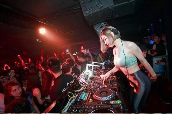 Vì sao tiệm massage được đón khách trở lại, quán karaoke vẫn đóng cửa?