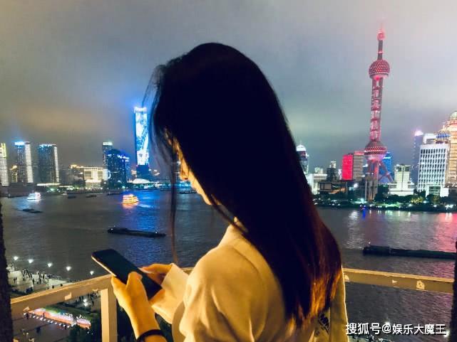 Giữa bão tin đồn ly hôn Phùng Thiệu Phong, Triệu Lệ Dĩnh có động thái mới cùng những chia sẻ lạ lùng?-2