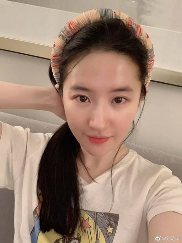 Bóc mác set đồ hiệu đơn giản nhưng lại giúp Lưu Diệc Phi trẻ trung và xinh đẹp dù đã 32 tuổi-3