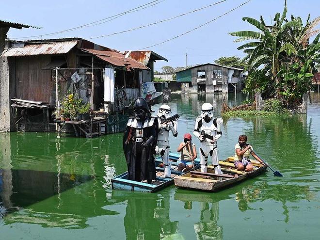 Đội quân Star Wars tuần tra trên phố, nhắc người dân ở nhà-3