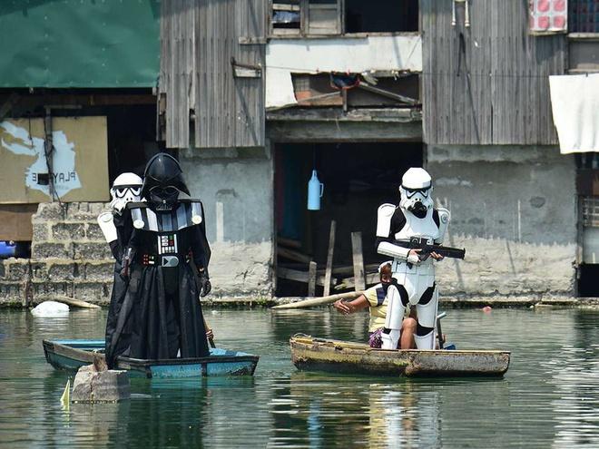 Đội quân Star Wars tuần tra trên phố, nhắc người dân ở nhà-5