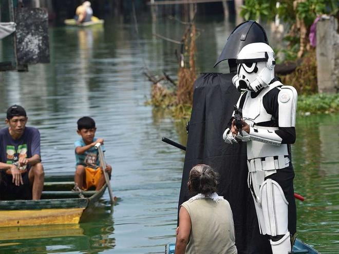 Đội quân Star Wars tuần tra trên phố, nhắc người dân ở nhà-6