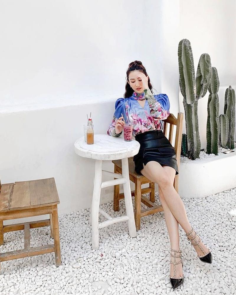 Ngọc Trinh hack tuổi với đồ ngủ nhi đồng - Tú Anh hóa quạ đen xuống phố-3