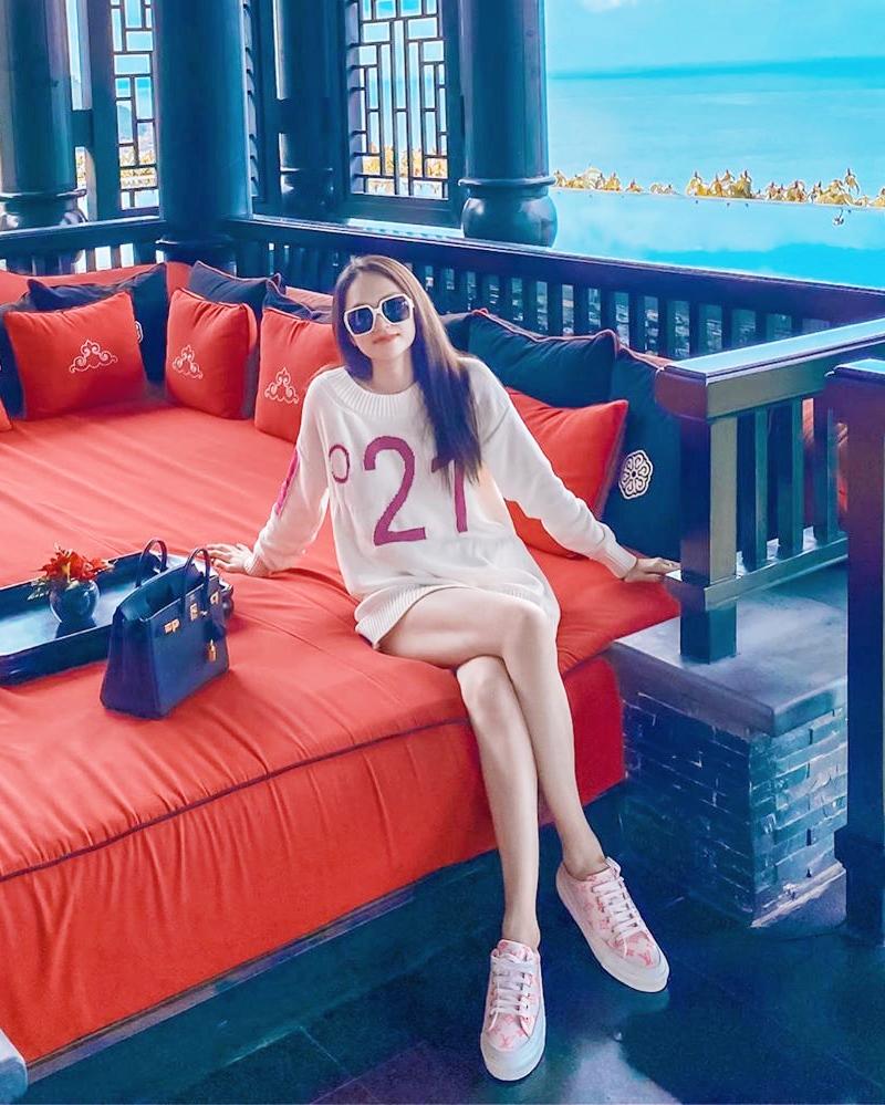 Ngọc Trinh hack tuổi với đồ ngủ nhi đồng - Tú Anh hóa quạ đen xuống phố-4