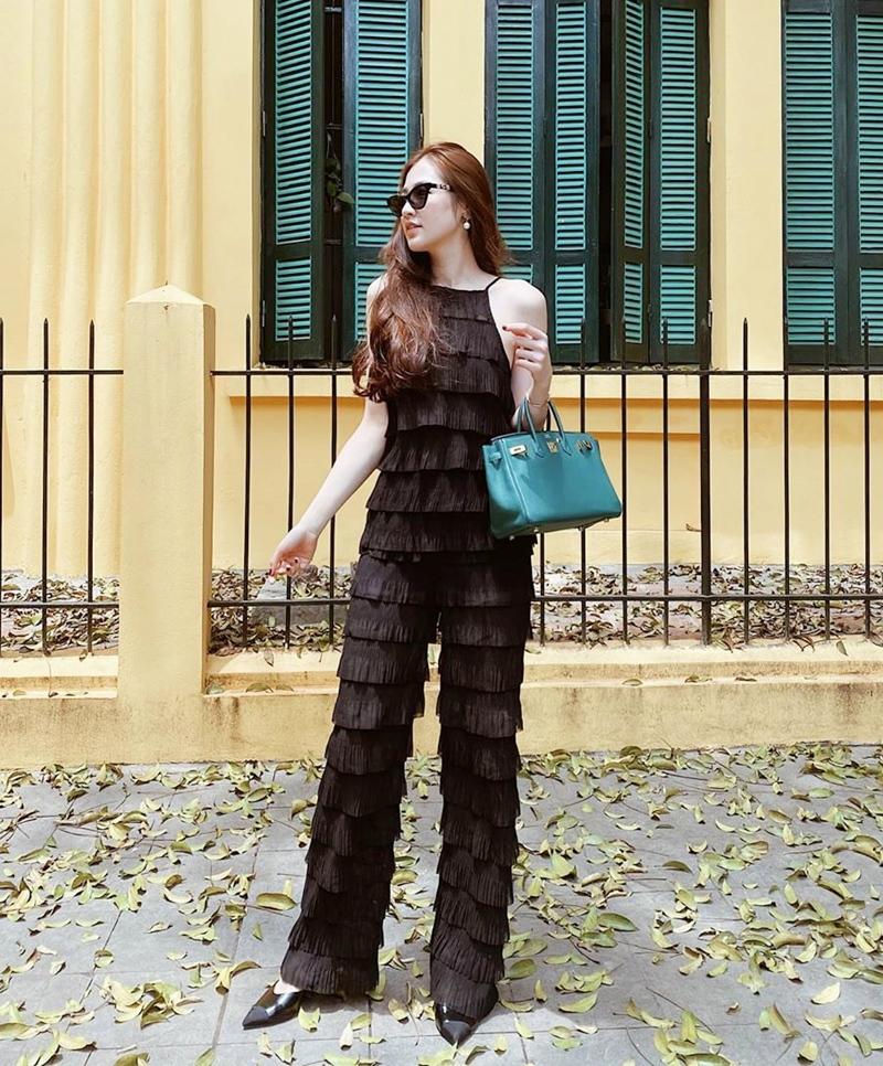 Ngọc Trinh hack tuổi với đồ ngủ nhi đồng - Tú Anh hóa quạ đen xuống phố-1