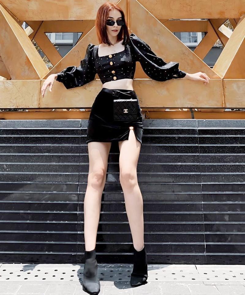 Thúy Vi phô diễn vòng 1 tường thành với đầm body - Chi Pu diện bodysuit cắt khoét táo bạo-4