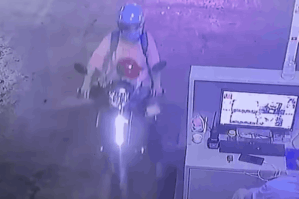 Clip: Xe máy biến thành ngọn đuốc, cháy đùng đùng khi bị đèn trời rơi trúng ở Bạc Liêu-4