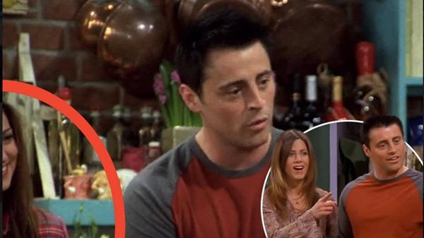 Friends (1994): Ở tập 15, mùa 9 có tên The One with the Mugging, do nhân vật Rachel không vào hình, nên vị trí của Jennifer Aniston trong một cảnh phim được thế chân bằng nữ diễn viên khác. Tuy nhiên, cô gái thay thế ngồi ở góc vẫn vô tình lọt vào khung hình và khiến khán giả bối rối. Trong một cảnh phim khác, Phoebe (Lisa Kudrow), khi ấy đang tán chuyện với cô bạn thân Monica (Courteney Cox). Vì đây là cảnh quay chỉ có Phoebe giữa khung hình nên nhà sản xuất tiếp tục sử dụng diễn viên thế chân Monica. Hình ảnh người phụ nữ thế chân lại tiếp tục lọt vào cảnh phim do góc máy căn chỉnh không chính xác.