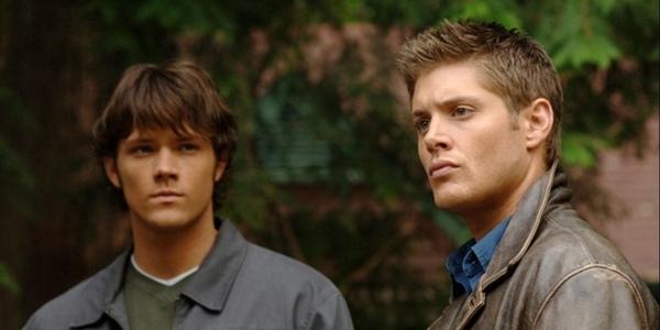 Supernatural (2005): Trong tập Provenance của mùa đầu tiên, có vẻ như các diễn viên đã lười tới độ nhớ nhân vật của nhau bằng tên diễn viên thay vì tên nhân vật. Dean (Jensen Ackles) đã gọi em trai mình là “Jared”, trong khi tên của nhân vật là là Sam Winchester. Sam (Jared Paladecki) cũng buột mồm gọi anh mình, Dean Winchester là “Jensen”.