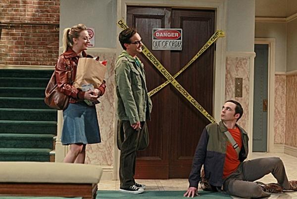 The Big Bang Theory (2007): Một trong các nhân vật chính của phim đã nhầm lẫn liên quan tới chiếc thang máy bị hỏng trong tòa chung cư. Mùa đầu tiên, khi cả hai vật vã bê cỗ máy thời gian lên nhà bằng thang bộ, Leonard (Johnny Galecki) đã nói với Howard (Simon Helberg) rằng thang máy bị hỏng hai năm rồi. Nhưng nếu chiếc thang máy bị hỏng khi ấy thật, thì Howard hẳn đã chứng kiến Leonard biến nó thành đống sắt vụn và anh không cần giải thích lại. Trong tập phim sau, vấn đề được làm sáng tỏ. Cái thang máy đã hỏng được 5 năm, thay vì hai năm như lời Leonard.