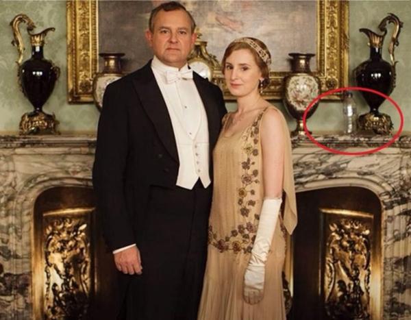 Downtown Abbey (2010): Sai lầm của Downton Abbey không diễn ra trên phim, mà là trong một bức ảnh quán bá đăng trên mạng. Giữa khung cảnh của thập niên 1920, một chai nước bằng nhựa đã xuất hiện lấp ló phía sau Bá tước Grantham và Lady Edith. Còn trong bộ phim, thi thoảng ê kíp vẫn để sót một số “hạt sạn” ở ngoại cảnh như chiếc ăng-ten trên mái một ngôi nhà hay vạch kẻ vàng giữa mặt đường nhựa.