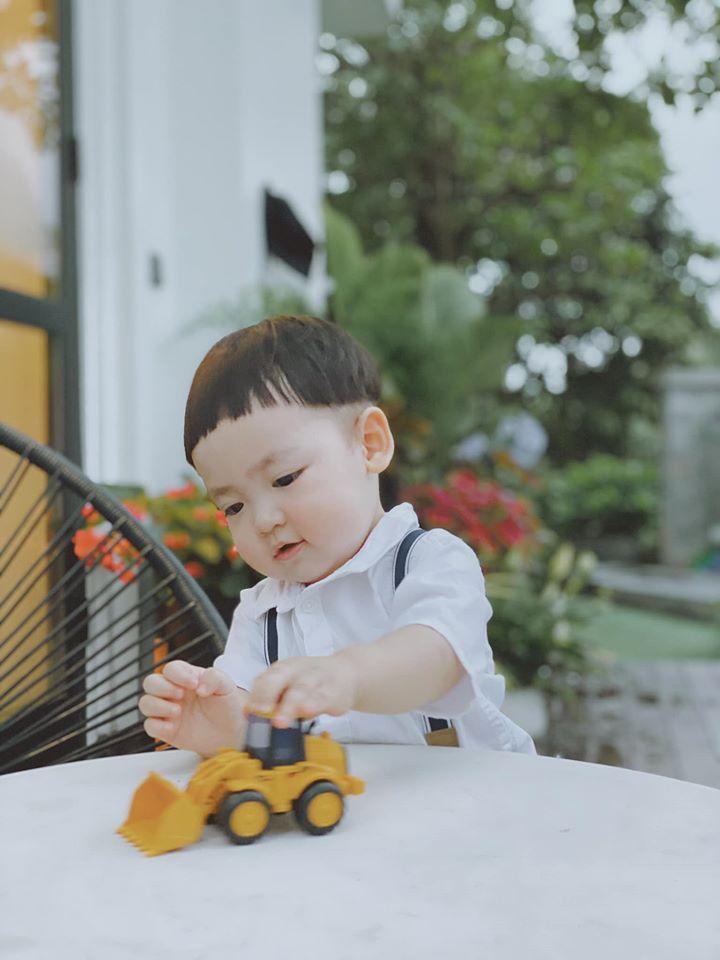 Quý tử nhà Tú Anh càng lớn càng yêu, hoa hậu Đặng Thu Thảo cũng phát cuồng-2