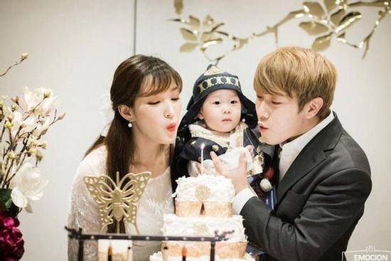 Chuyện nữ idol kết hôn sớm, sinh con ở tuổi 21: Bỏ cả sự nghiệp, mặc kệ mác 'cưới chạy bầu' vì gia đình và happy ending