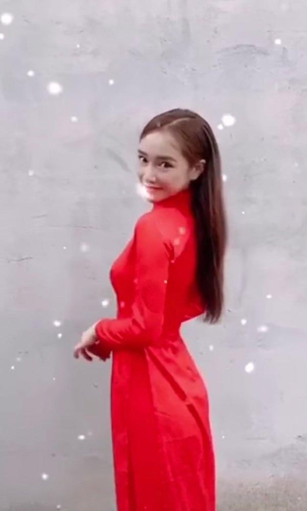 Nhã Phương diện lại áo dài hồi 2 năm trước, fan trầm trồ với vòng eo chẳng chút đổi thay-2