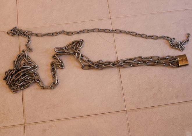 Tử vong vì bị em trai và cháu dùng xích trói vào gốc cây-1