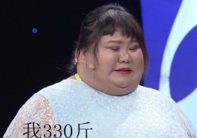 Sợ bị đập chậu cướp hoa, chồng vỗ béo vợ hoa khôi tăng lên 165kg-3