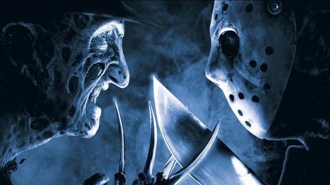 Freddy vs. Jason (2003): Các nhà sản xuất từng muốn hai kẻ sát nhân khát máu trên màn ảnh đụng độ từ năm 1987. Thậm chí, cảnh kết Jason Goes to Hell: The Final Friday (1993) còn hé mở điều này qua hình ảnh chiếc găng tay của Freddy. Tuy nhiên, cũng phải tới 10 năm sau, Freddy vs. Jason mới ra đời. Dẫu vậy, tác phẩm crossover khiến số đông thất vọng bởi kỹ xảo giả tạo và các nhân vật mờ nhạt. Đội ngũ nhà sản xuất có thể cảm thấy an ủi phần nào khi doanh thu của tác phẩm thuộc hàng có lãi.