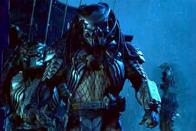 Alien vs. Predator (2004): Một dự án crossover khác được nhiều người chờ đợi là cuộc chạm trán giữa hai loài quái vật không gian. Trong Predator 2 (1990), hộp sọ Xenomorph đã xuất hiện, và nhà sản xuất “bật đèn xanh” dự án từ 1991. Tuy nhiên, kế hoạch này từng bị James Cameron chỉ trích là “vắt sữa” thương hiệu. Và quả vậy, sau 8 năm phát triển, Paul W.S. Anderson chỉ cho ra đời một tác phẩm làng nhàng, tẻ nhạt. Dẫu vậy, thành công nhất định tại phòng vé giúp phim có thêm phần hai. Song, các nhà sản xuất không thể “lừa” công chúng hai lần, và thương hiệu crossover đến giờ đã “ngủ yên”.