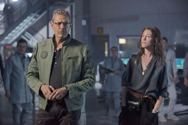 Independence Day: Resurgence (2016): Mùa hè năm 1996, Ngày độc lập trở thành cú nổ lớn tại phòng vé, góp phần biến Will Smith trở thành ngôi sao hạng A. Nhưng cũng phải tới 2001, đạo diễn Roland Emmerich mới bắt tay vào kế hoạch biến đây thành bộ ba phim (trilogy). Quá trình kéo dài hơn dự kiến, và khó khăn nảy sinh khi Will Smith đòi khoản thù lao kếch xù lên tới 50 triệu USD. Mãi tới 2016, Resurgence mới ra đời. Nhưng vắng bóng Smith, phim trở thành “bom xịt” tại phòng vé và hứng chịu vô số lời chê bai. Giờ thì Independence Day 3 khó lòng còn có thể được triển khai.