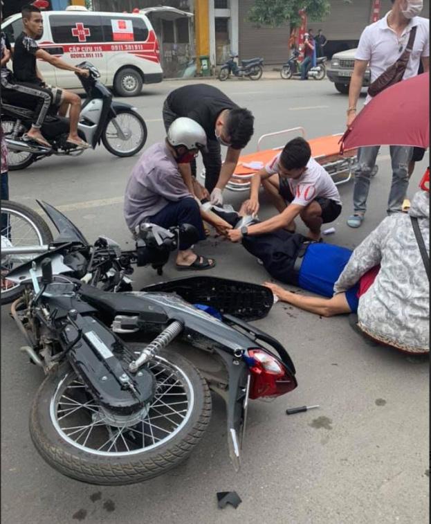 Clip: 2 thanh niên bốc đầu xe máy với tốc độ bàn thờ làm người đi đường ngã gãy chân tay-2