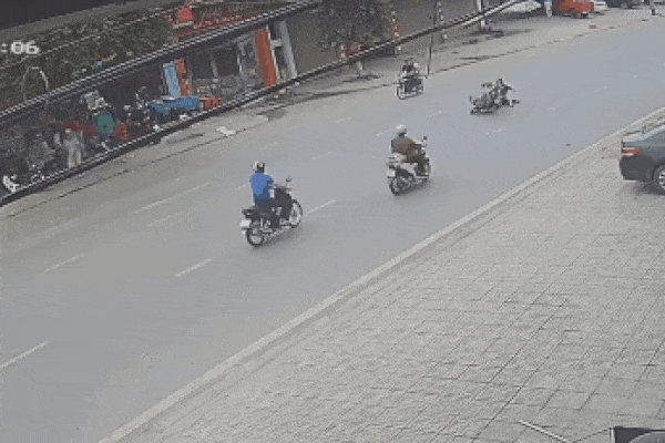 Clip: 2 thanh niên bốc đầu xe máy với tốc độ 'bàn thờ' làm người đi đường ngã gãy chân tay