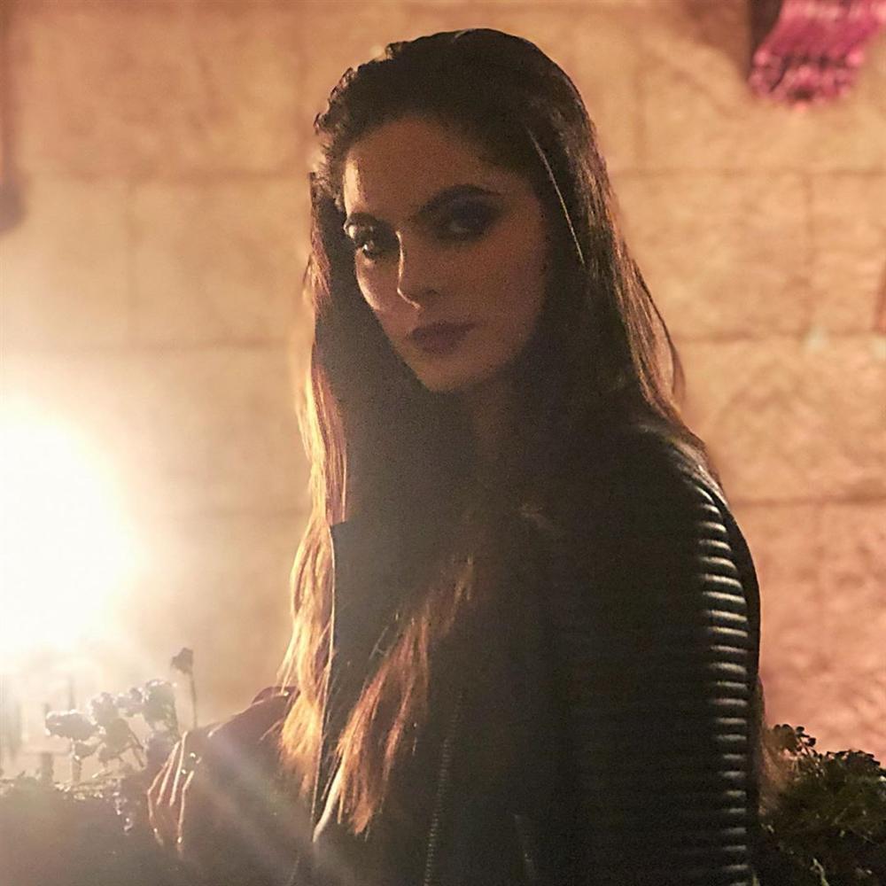 Bản tin Hoa hậu Hoàn vũ 9/5: HHen Niê lại bị so sánh với Kaci Fennell, nhưng tình thế đã lật ngược rồi!-7