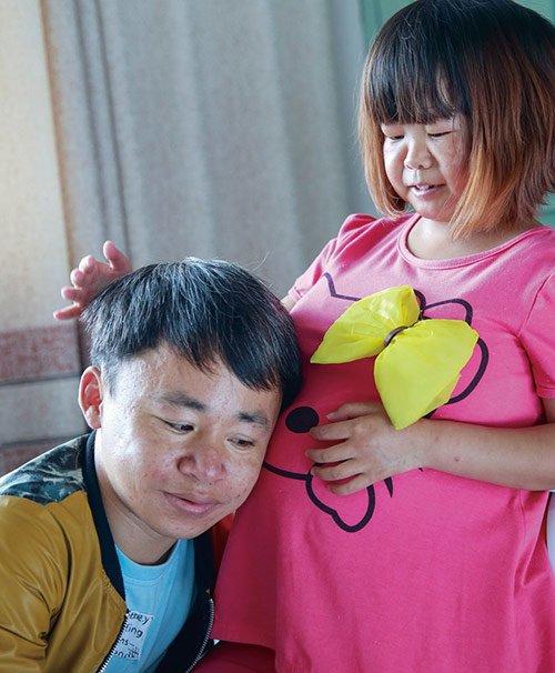 Hạnh phúc như kỳ tích ngày lên chức bố mẹ của cặp đôi bé như trẻ lớp 5-5