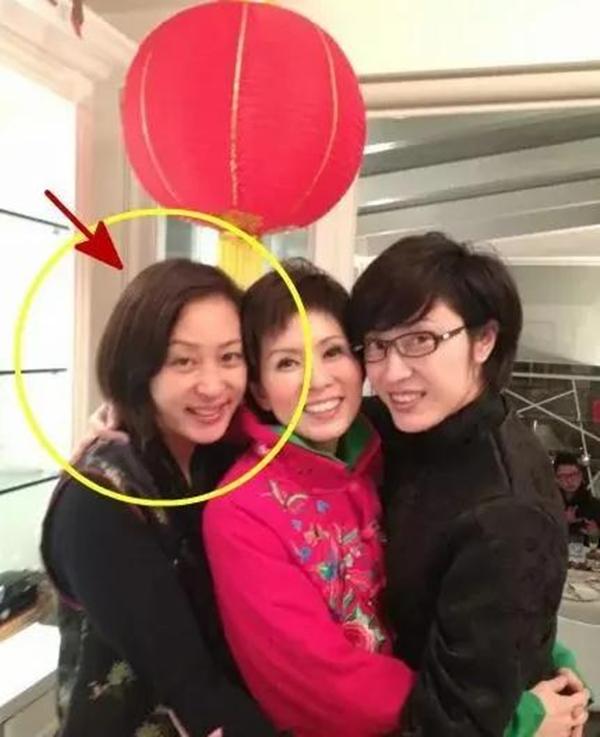 Hơn 10 năm qua, Lê Mỹ Nhàn không tham gia sự kiện giải trí. Trong đời thường, cô hay để mặt mộc, ăn mặc giản dị.  Lê Mỹ Nhàn thường phụ việc ở các tổ chức từ thiện, viện dưỡng lão, trại trẻ mồ côi. Nhiều khán giả bày tỏ không nhận ra ngôi sao một thời với vẻ xuề xòa trong đời thường, trái ngược hình ảnh lộng lẫy trên màn ảnh.