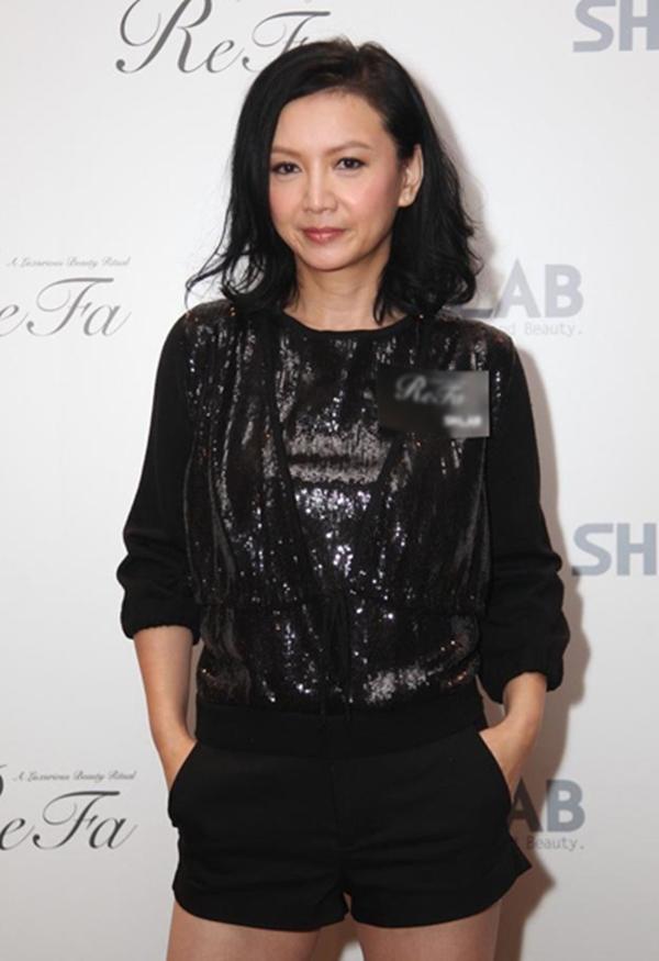 Từng được mệnh danh là đệ nhất mỹ nhân Hong Kong nhưng Tăng Hoa Thiên lại có cuộc sống hôn nhân tan vỡ, sống cô độc ở tuổi trung niên. Cô không tham gia nhiều các hoạt động showbiz nhưng thỉnh thoảng làm MC cho một số chương trình của TVB.