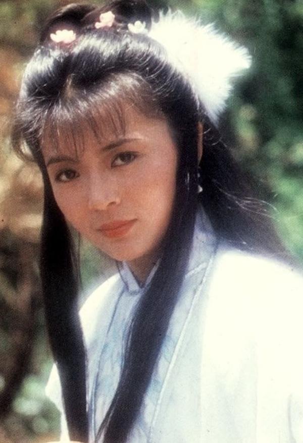 Năm 17 tuổi, Trần Ngọc Liên quyết định đăng ký khóa đào tạo diễn xuất của TVB. Khi đó, cô được đánh giá là có vẻ đẹp băng ngọc thanh khiết, nên thường được giao các vai diễn mỹ nhân thoát tục trong phim cổ trang như Tiểu Chiêu trong "Ỷ Thiên Đồ Long Ký" (1977), Vương Ngữ Yên trong "Thiên long bát bộ" (1982)... Song phải đến vai Tiểu Long Nữ đóng cặp cùng Lưu Đức Hoa trong "Thần điêu đại hiệp" (1983), tên tuổi của minh tinh này mới thực sự thăng hoa, tỏa sáng.