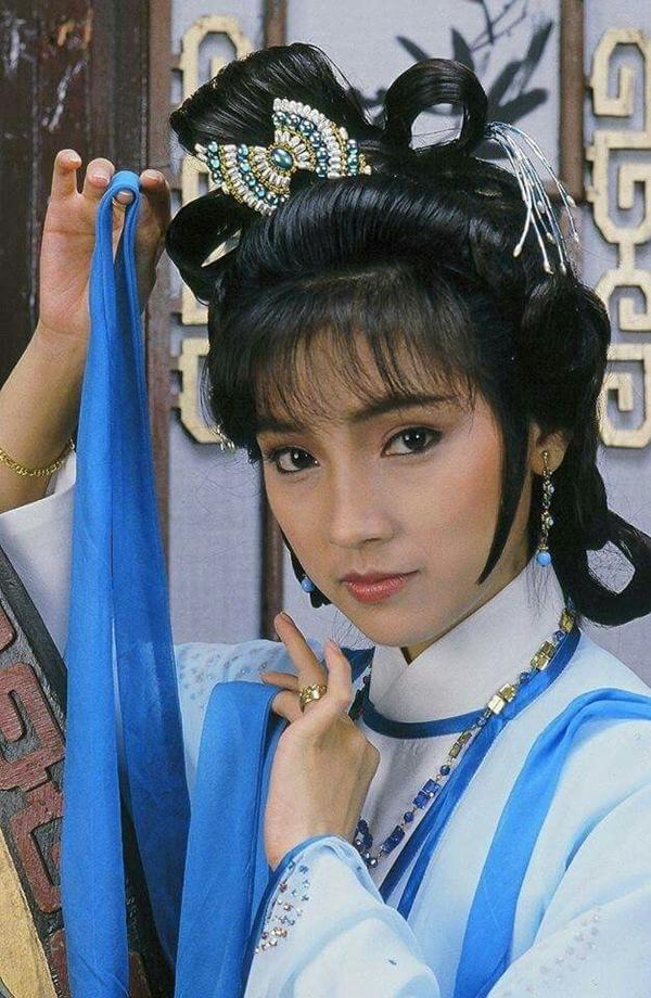 Năm 1986, đài TVB ra mắt bộ phim “Lâm Xung”, dựa trên tiểu thuyết nổi tiếng "Thủy Hử". Là mỹ nhân cổ trang số 1 Hong Kong thời điểm đó, Thích Mỹ Trân đã hóa thân xuất sắc thành nàng Lý Sư Sư với vẻ ngoài “chim sa cá lặn” và nội tâm tinh tế, mong manh. Đây là một trong những vai diễn “để đời” của nữ diễn viên sinh năm 1962, bên cạnh Nhạc Linh San (phim Tiếu ngạo giang hồ), Ngụy Ánh Tuyết (phim Tuyết sơn phi hồ), Ngọc Như Ý (phim Thư kiếm ân cừu lục)…