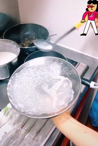 Cô gái chia sẻ cách làm bánh cuốn bằng chảo chống dính cực đơn giản, đặc biệt đến khi bánh ra lò, ai nhìn cũng thèm chảy nước miếng-2