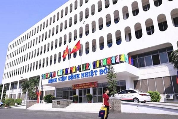 Báo chí nước ngoài đưa tin sức khỏe phi công Anh mắc Covid-19 đang ở Việt Nam-1