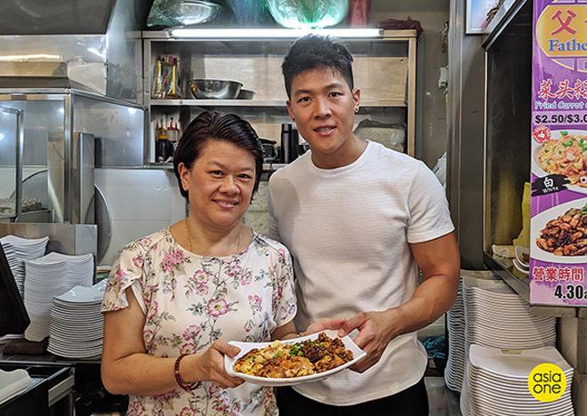 Chỉ vì ông chủ quá đẹp trai, cô gái bị bạn trai cấm mua hàng tại đây-1