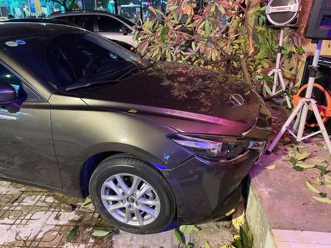 Clip: Sợ hãi nhìn ô tô mất lái, hạ gục cây trên vỉa hè, tài xế ôm đầu bước xuống không hiểu chuyện gì xảy ra-2