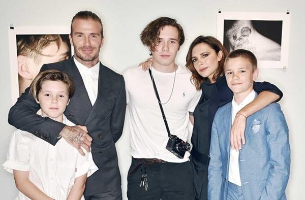 Victoria Beckham vác bụng bầu lao vào đánh Beckham vì ngoại tình-2