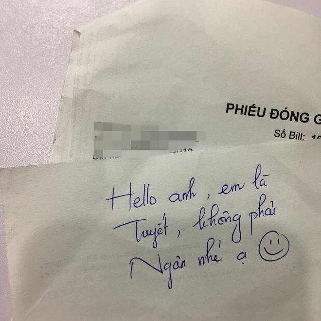 Mê mẩn thu ngân quán ăn, thanh niên viết bài thổ lộ tâm tình và nhận lại mảnh giấy với nội dung khó tin-1