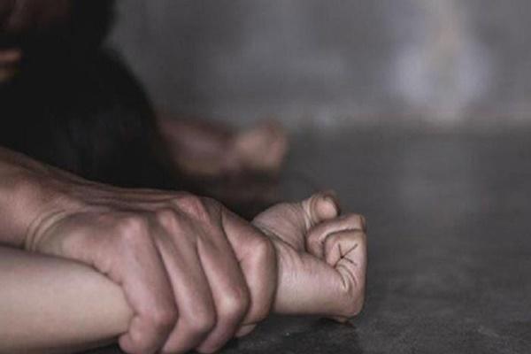 Tên trộm lợi dụng trời mưa ngang nhiên trộm thùng rác-1