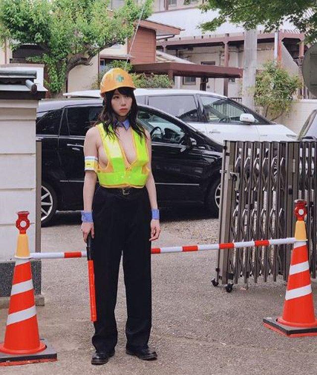 Diện áo mỏng tang không mặc nội y làm việc ở công trường, cô gái trẻ làm người xem nóng mắt-1