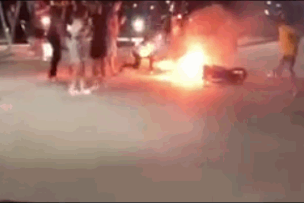 Clip: Xe máy biến thành ngọn đuốc, cháy đùng đùng khi bị đèn trời rơi trúng ở Bạc Liêu-1