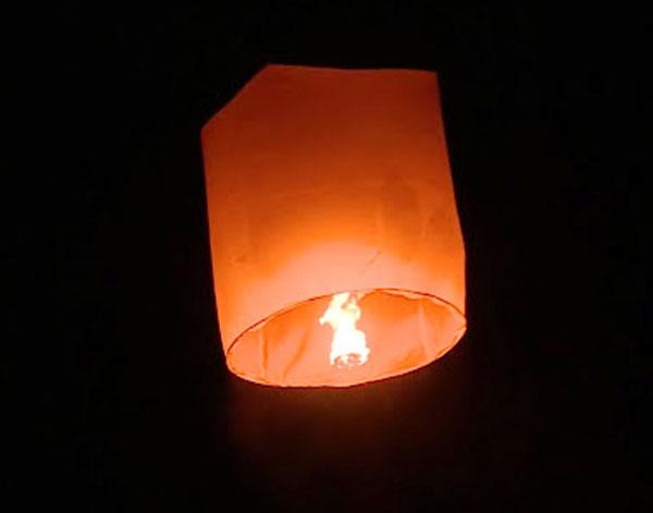 Clip: Xe máy biến thành ngọn đuốc, cháy đùng đùng khi bị đèn trời rơi trúng ở Bạc Liêu-2