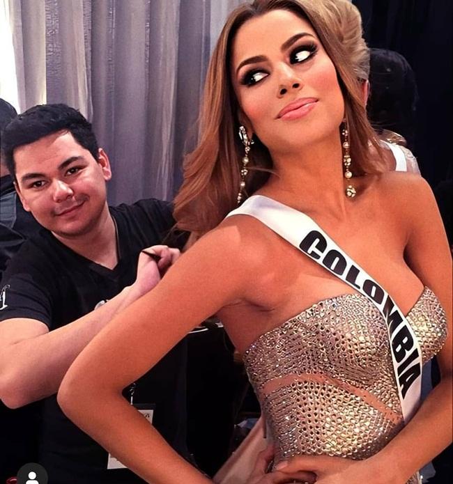 Khoảnh khắc hậu trường thú vị của Á hậu 1 Hoa hậu Hoàn vũ 2015 - Ariadna Gutierrez (Colombia) tại mùa giải năm đó.