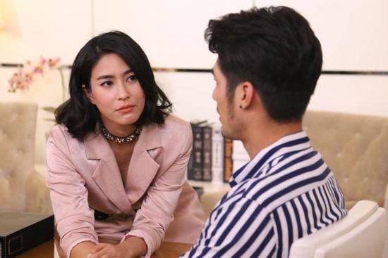 Cả năm mới gặp lại, chồng cởi áo rồi mang ra mấy thứ khiến tôi bỏ chạy giữa đêm