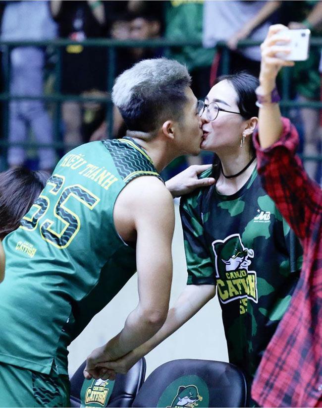 Vẻ đẹp nóng bỏng của nữ tiếp viên hàng không vừa được hot boy bóng rổ cầu hôn-1