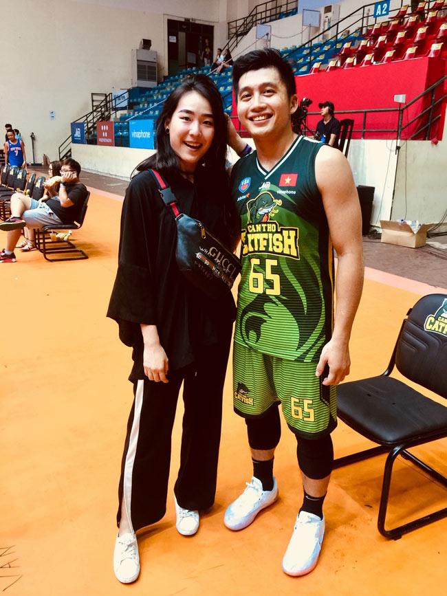 Vẻ đẹp nóng bỏng của nữ tiếp viên hàng không vừa được hot boy bóng rổ cầu hôn-4