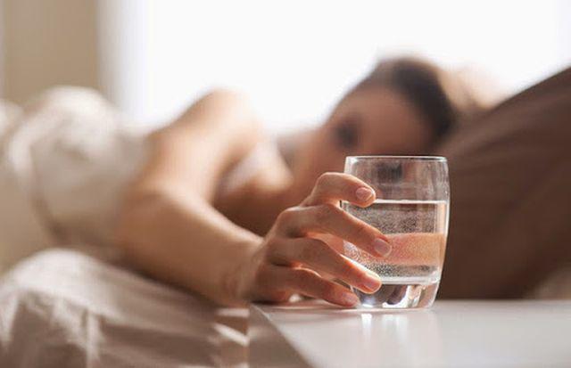 Mỗi ngày uống 5 lít nước trong 5 năm, người phụ nữ suýt chết: Cảnh báo cần uống nước đúng cách-1