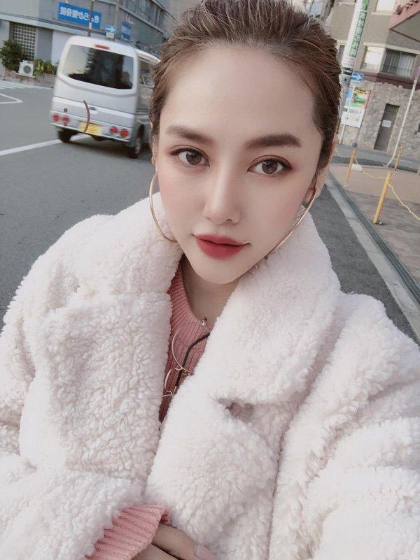 Mới ngày nào bị chê mỏ vịt, em gái Ngọc Trinh giờ đây xinh đẹp quyến rũ không kém chị-5