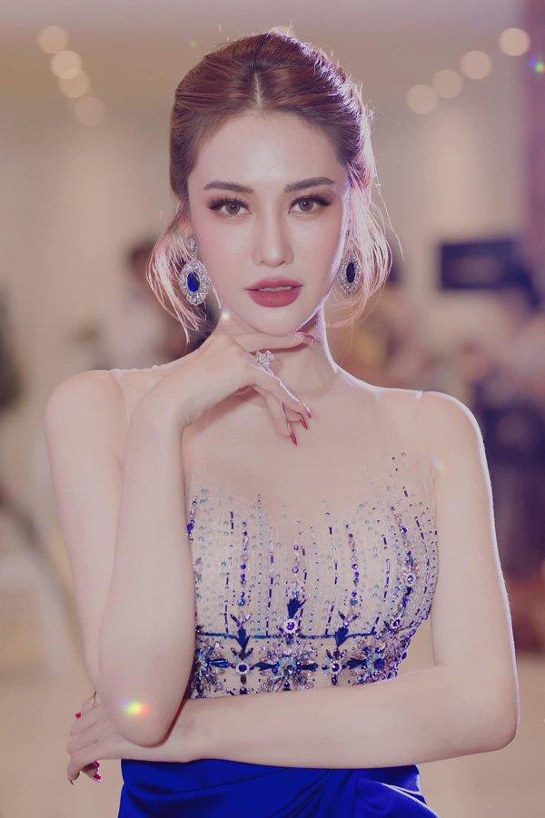 Mới ngày nào bị chê mỏ vịt, em gái Ngọc Trinh giờ đây xinh đẹp quyến rũ không kém chị-8