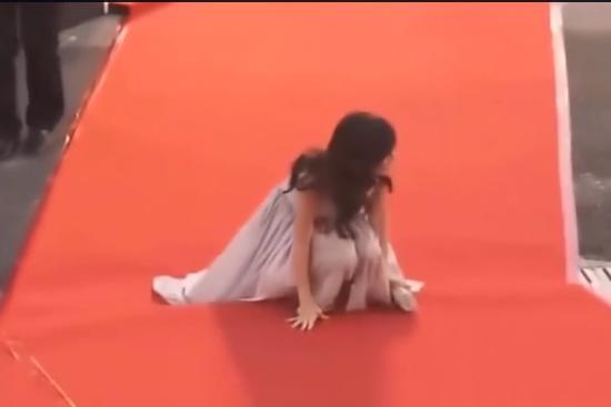 Sao Hàn Quốc vấp ngã trên thảm đỏ vì váy áo